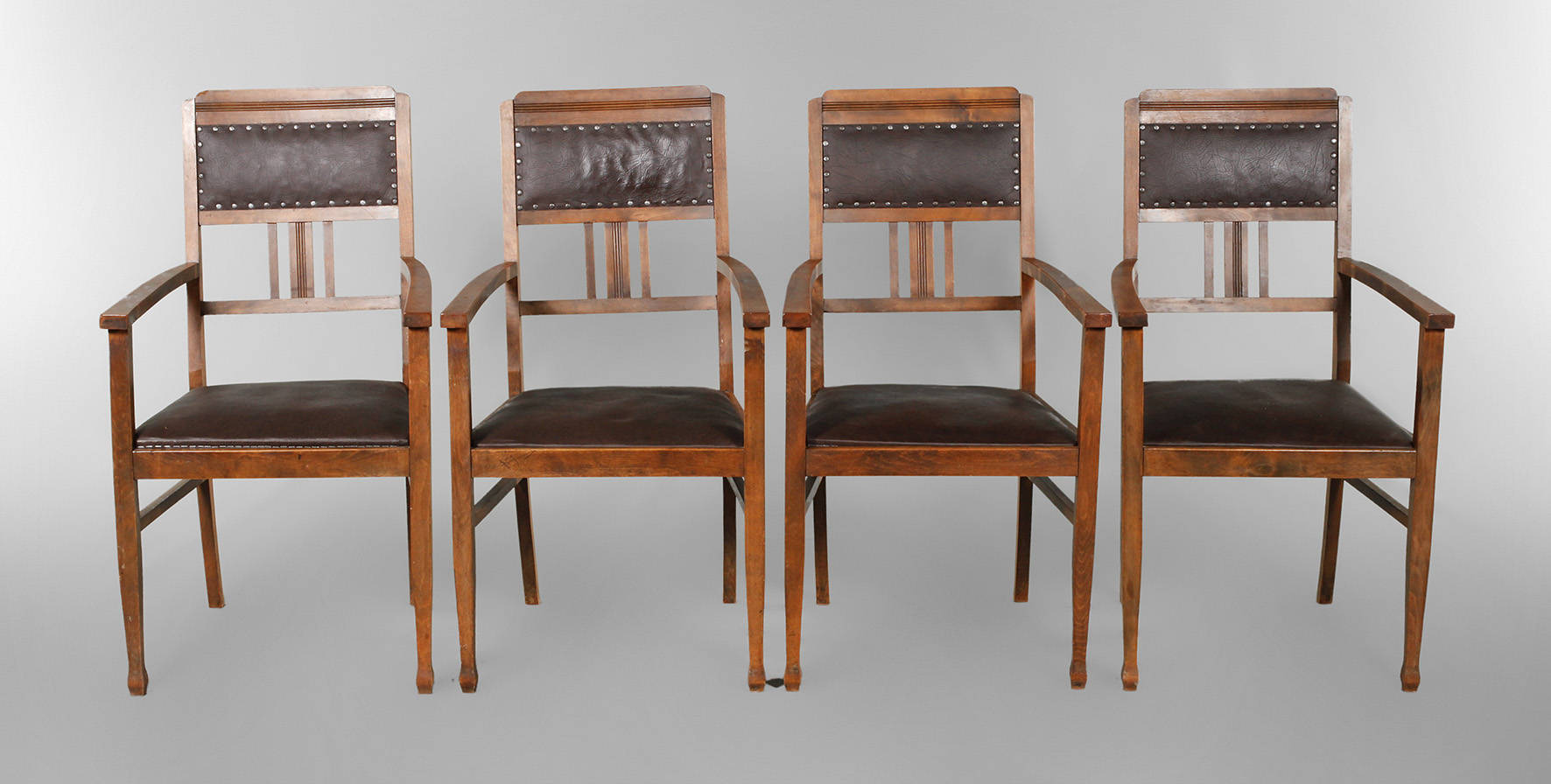 Vier Armlehnstühle
