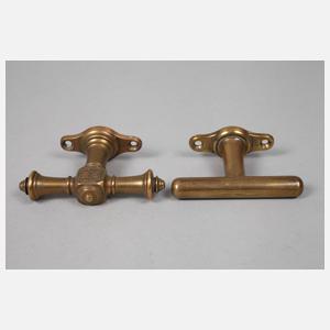 Zwölf Fensterbeschläge