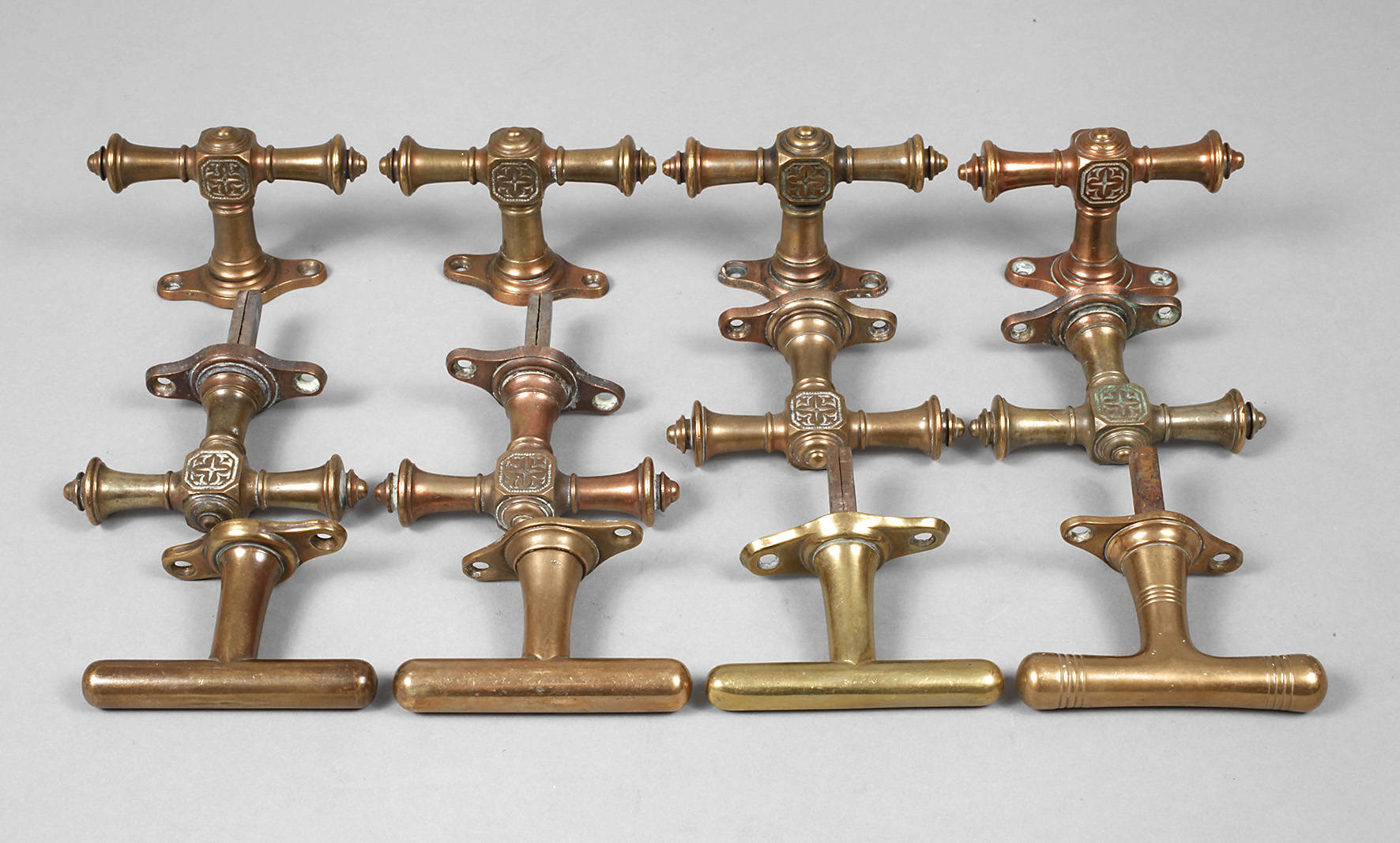 Zwölf Fensterbeschläge