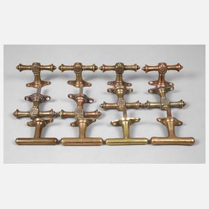 Zwölf Fensterbeschläge