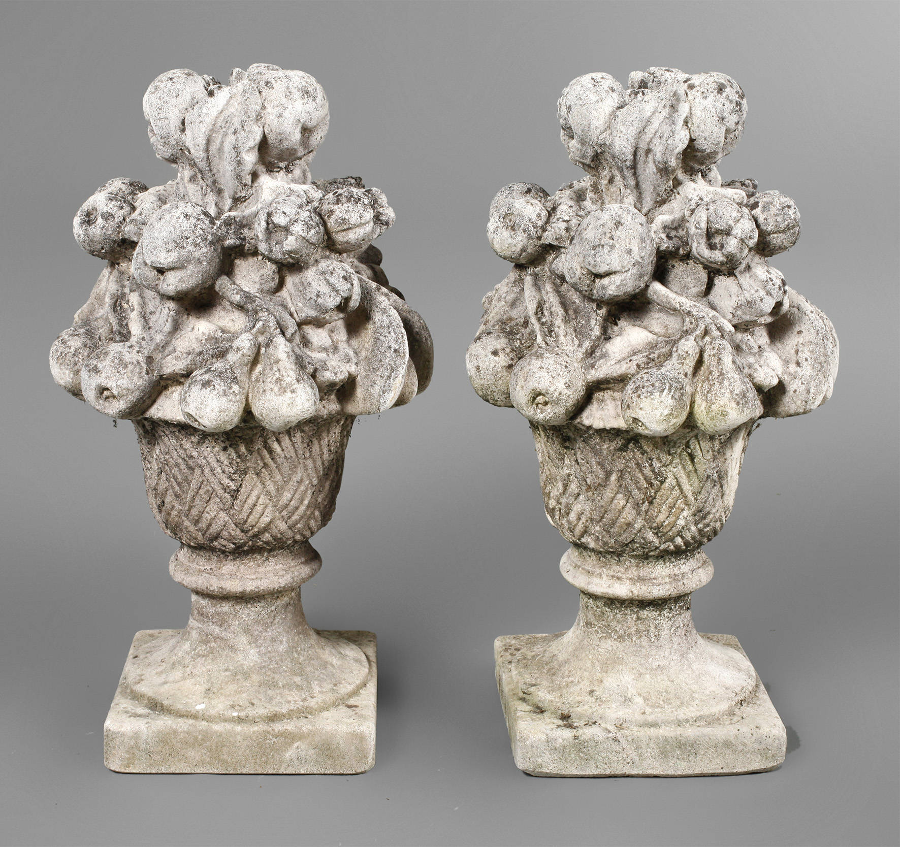 Paar Gartenplastiken