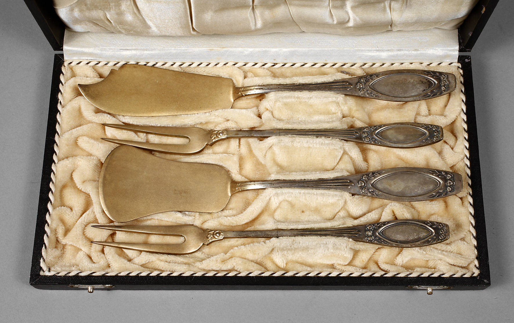 Vorlegebesteck im Etui