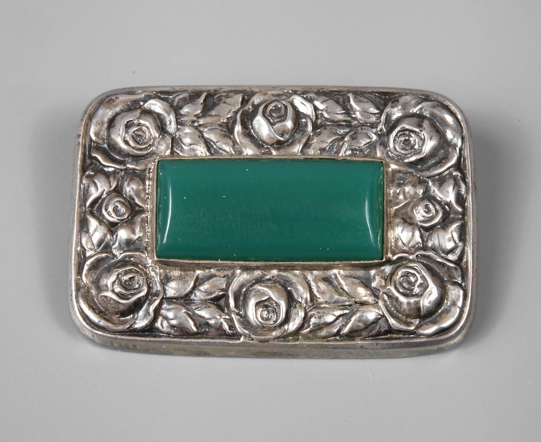 Jugendstilbrosche mit grünem Achat