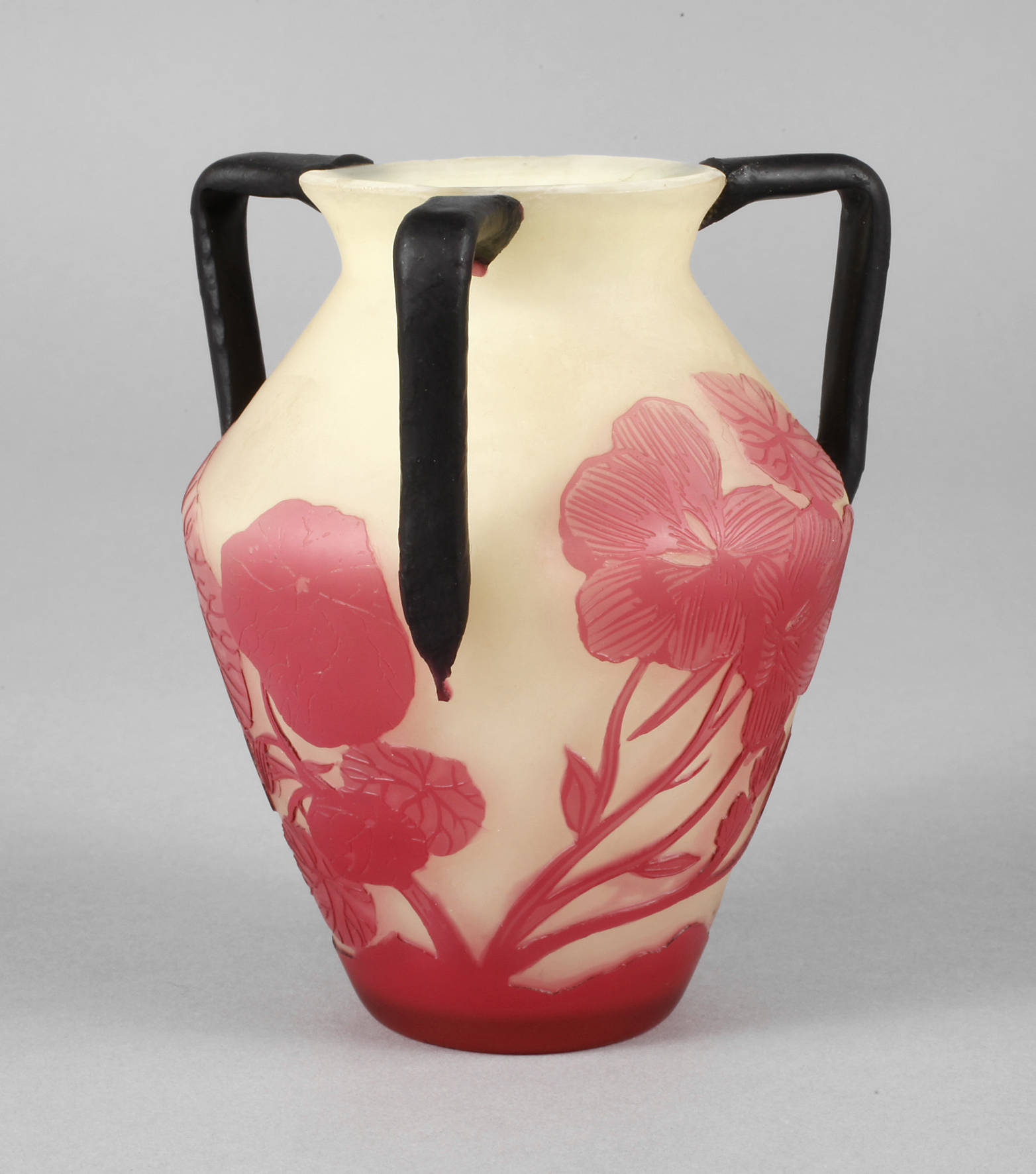 Ätzglasvase mit drei Henkeln