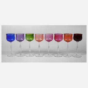 Acht farbige Weinrömer