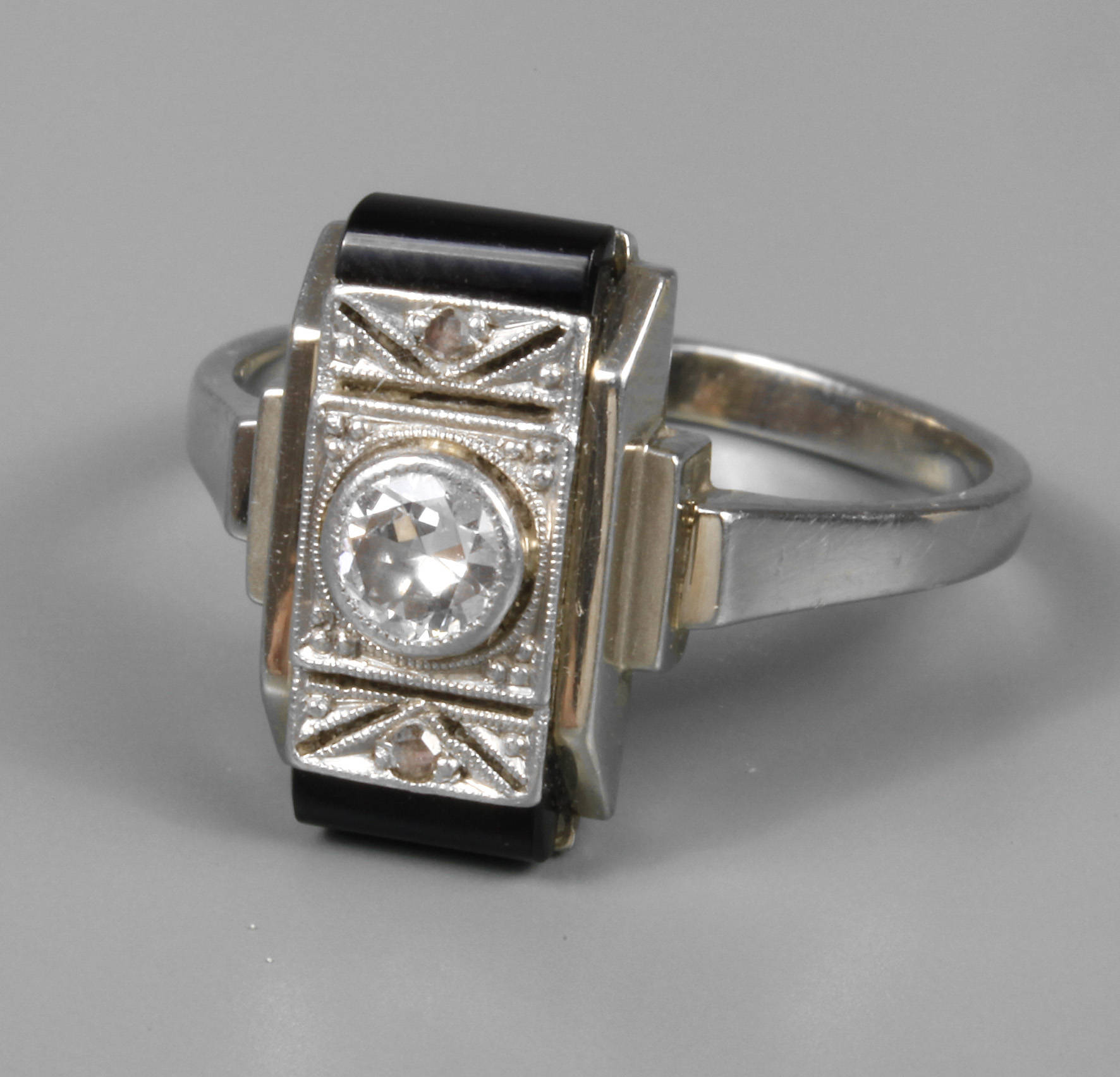 Damenring mit Onyx und Brillant