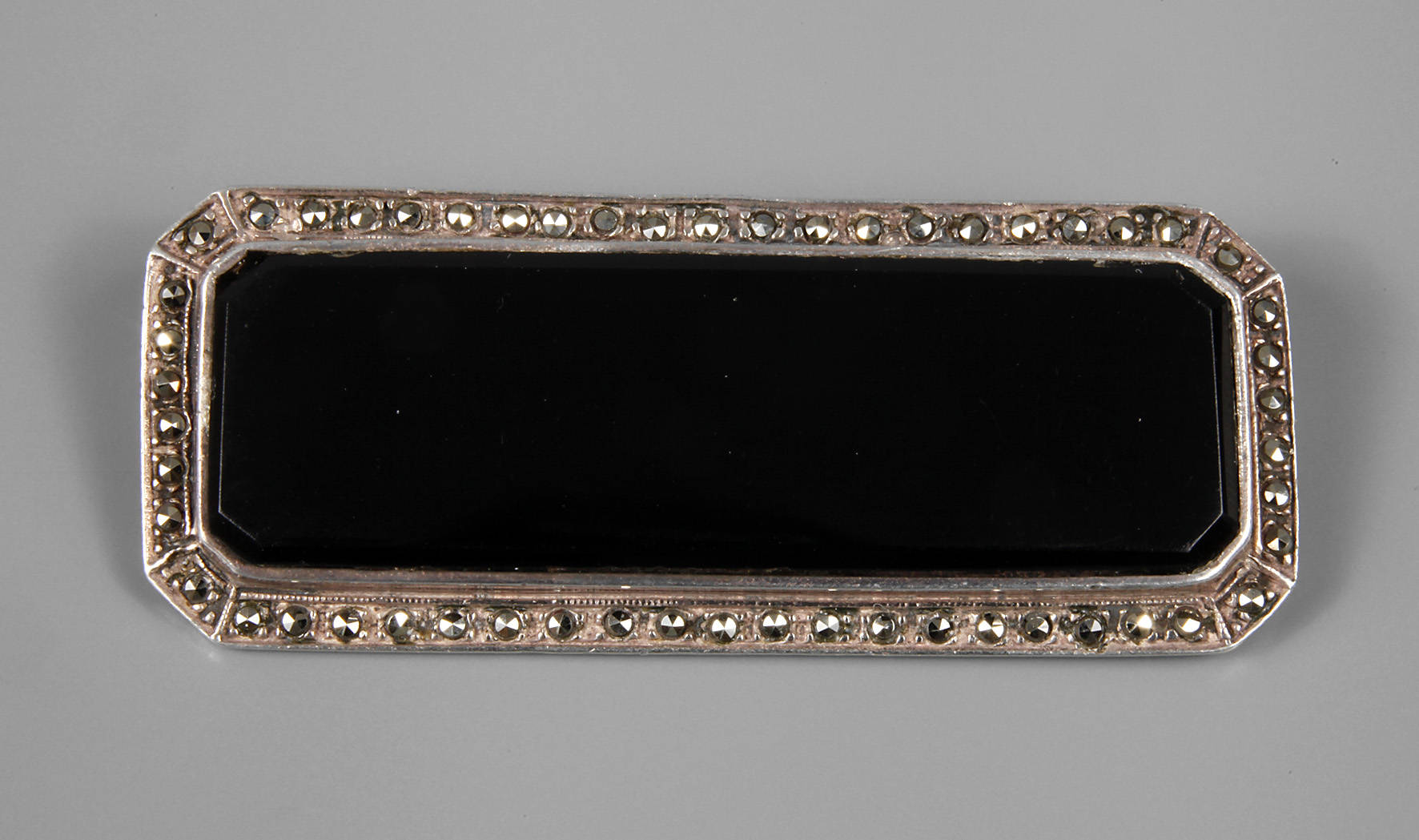 Brosche mit Onyx und Markasiten