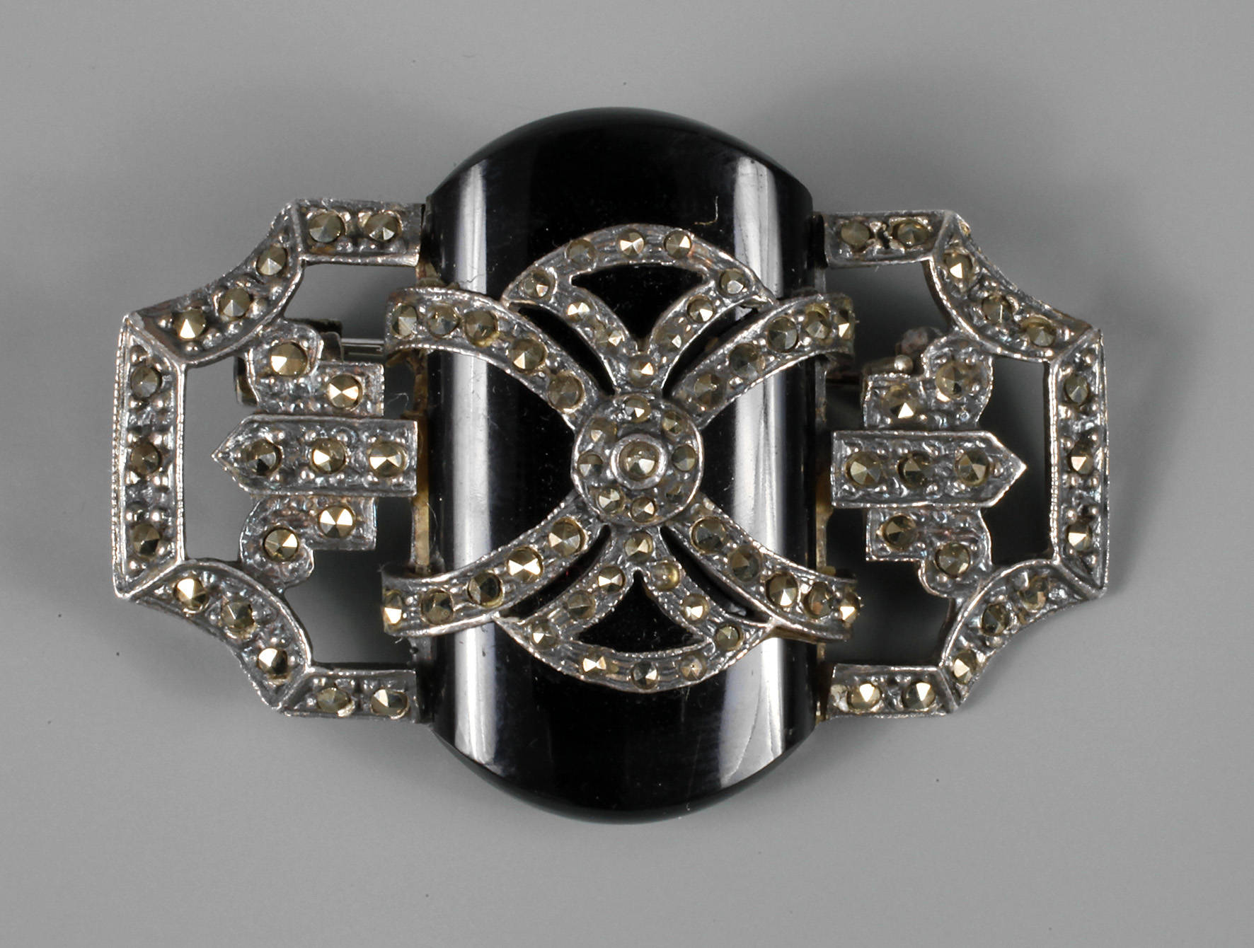 Markasitenbrosche mit Onyx