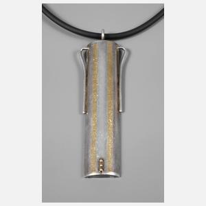 Anhänger an Kautschukband