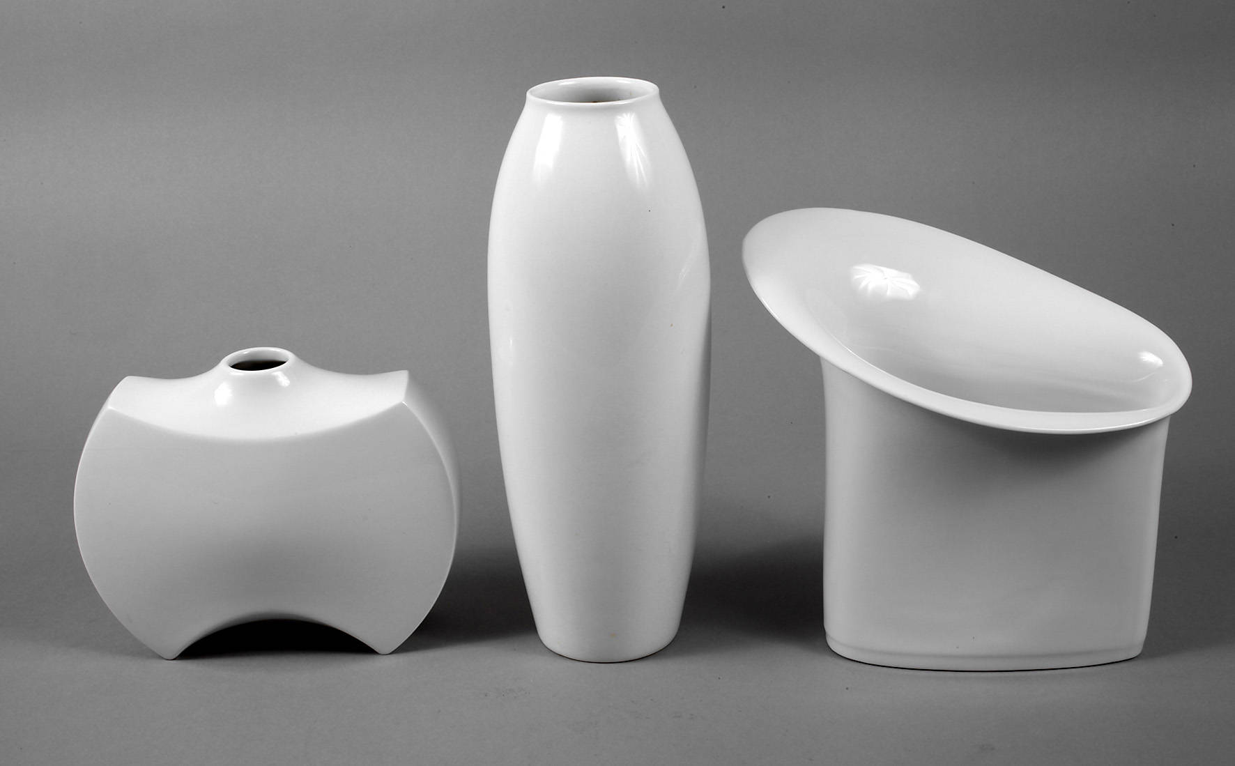 Drei Vasen Weißporzellan