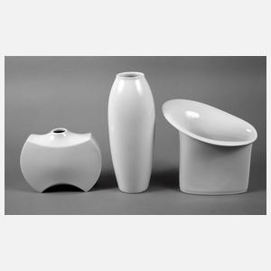 Drei Vasen Weißporzellan