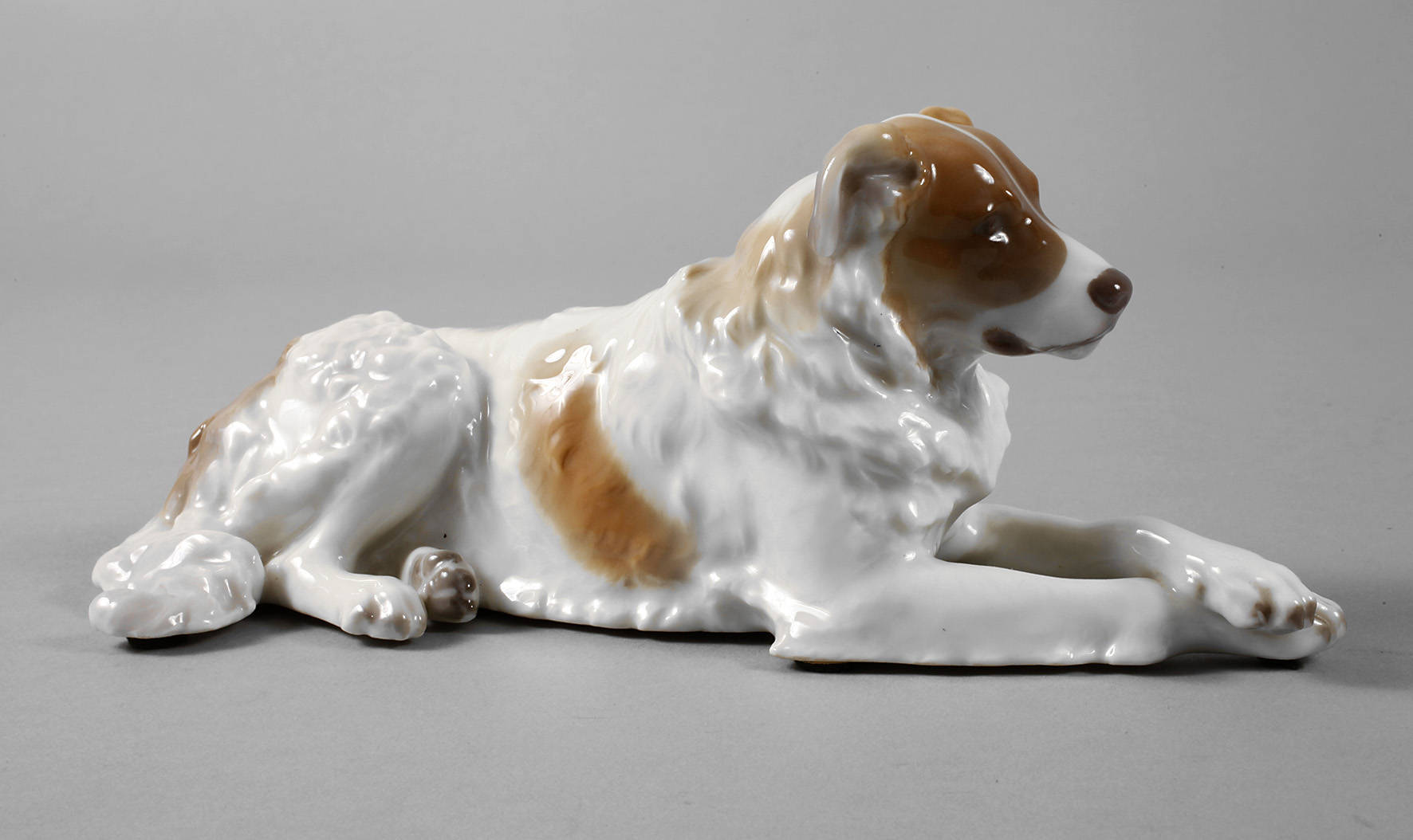 KPM Berlin liegender Bernhardiner