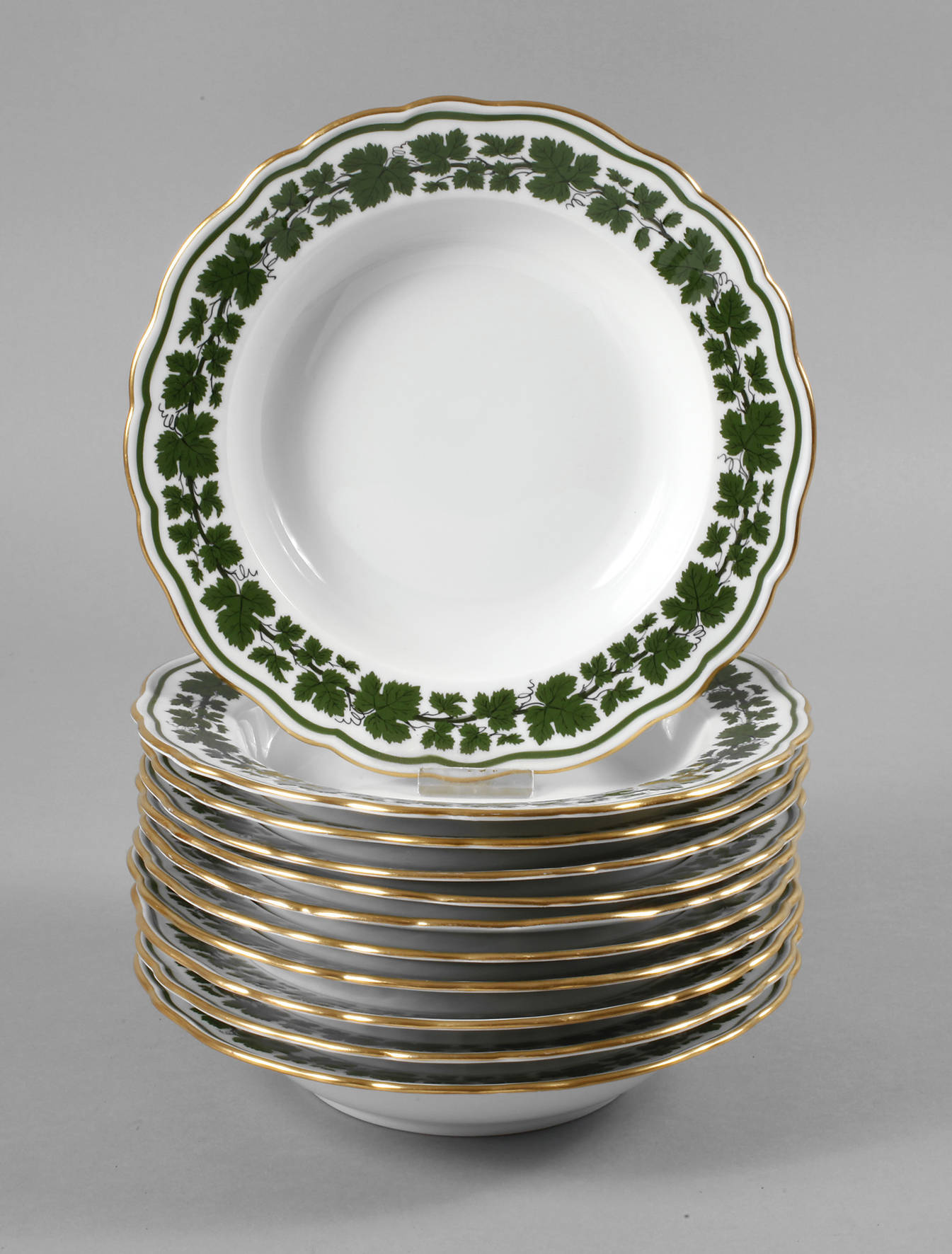 Meissen elf Suppenteller Weinlaubdekor