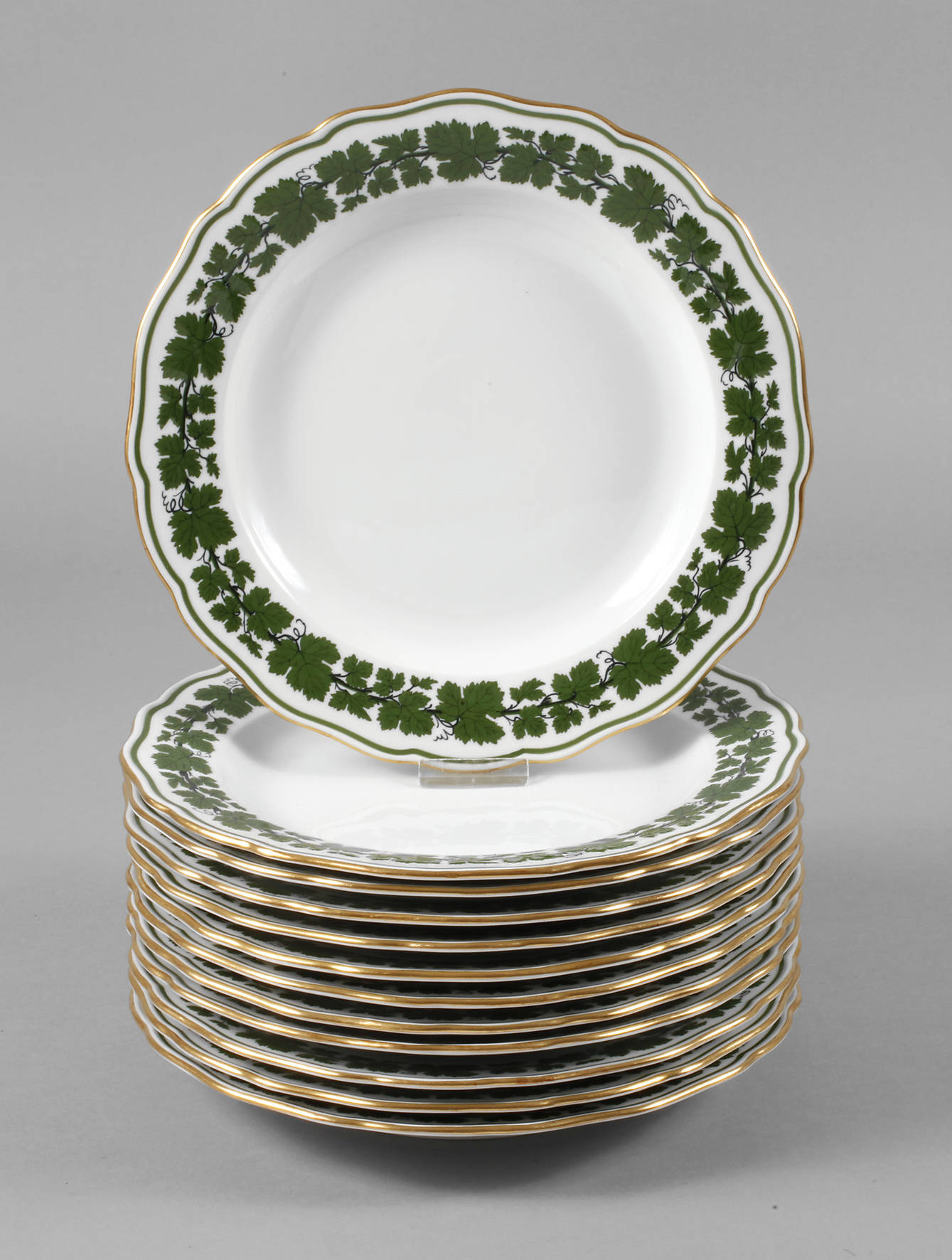 Meissen zwölf Speiseteller Weinlaubdekor
