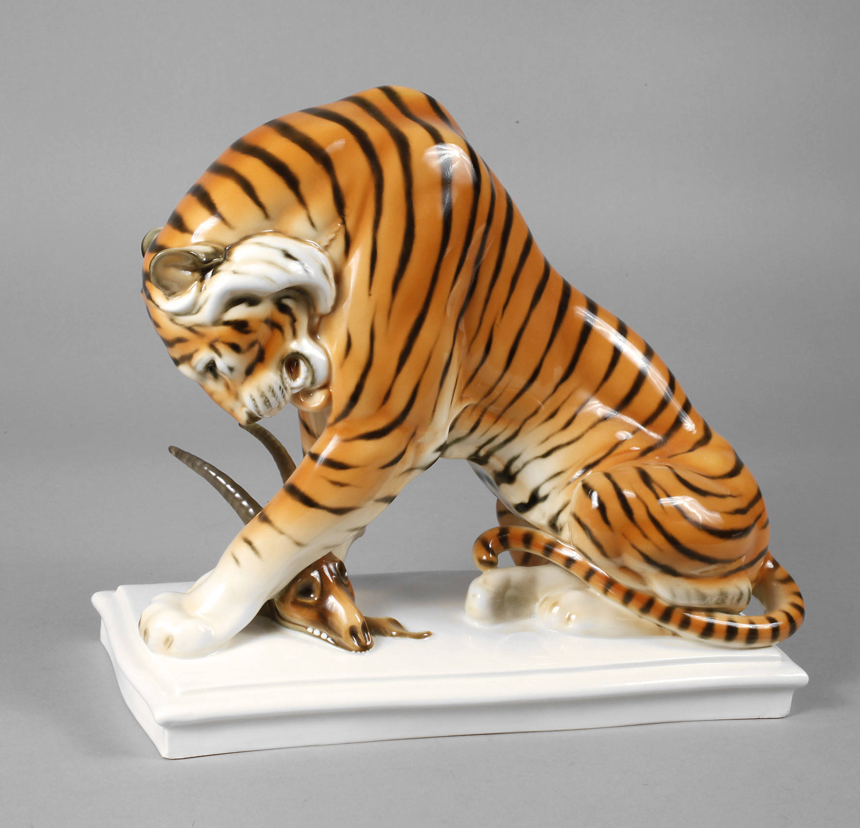 Schwarzburg sitzender Tiger