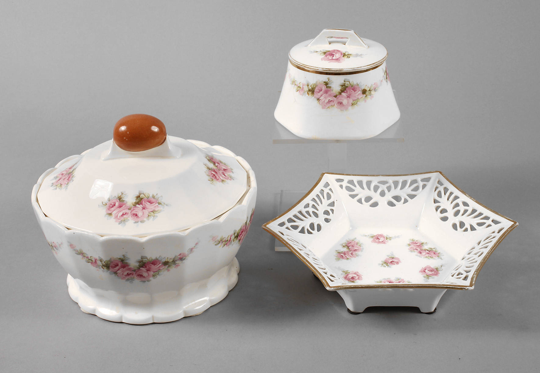 Roesler zwei Deckeldosen und eine Schale