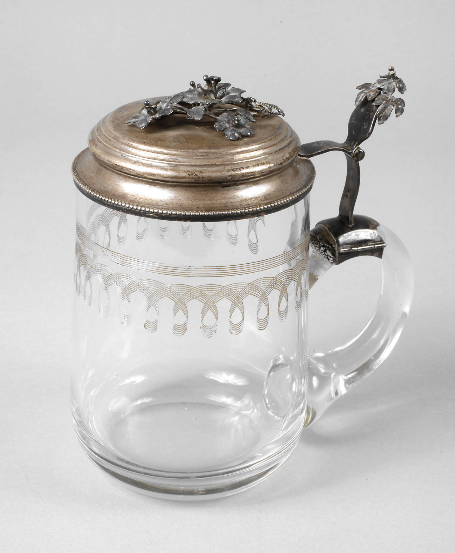 Bierkrug mit Silberdeckel