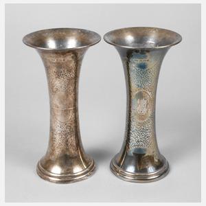 England zwei Silbervasen