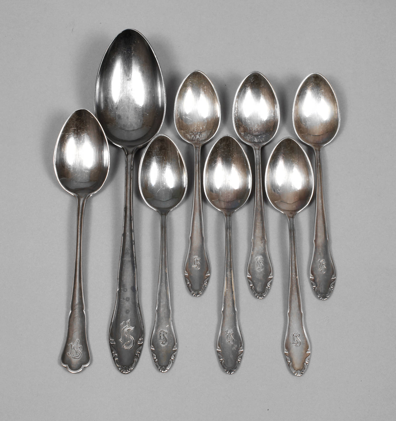 Acht Silberlöffel