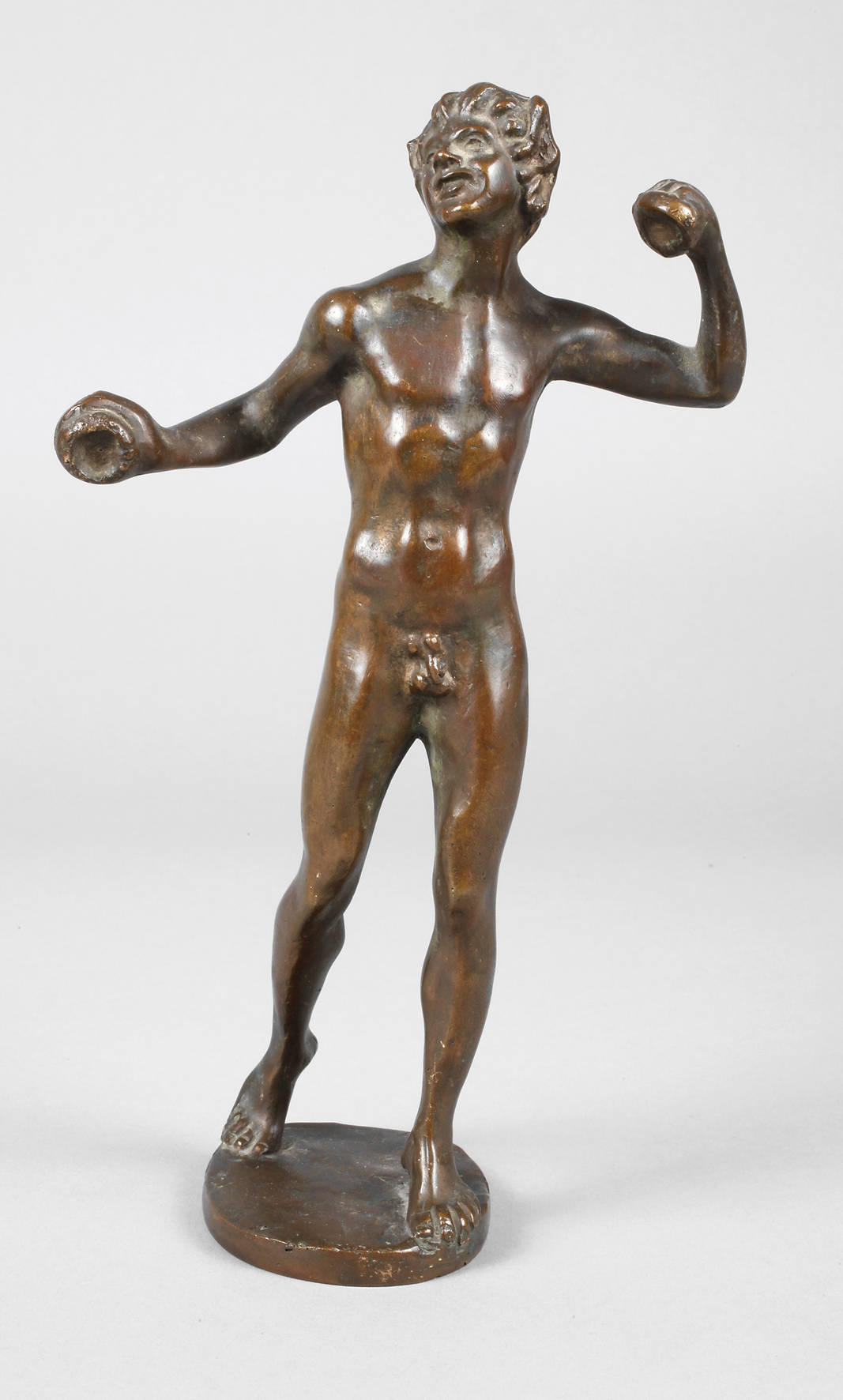 Musizierender Faun mit Zimbeln