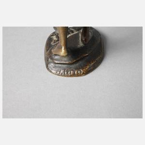 Stehender weiblicher Akt mit Frosch