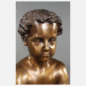 Großbronze sitzender Knabe