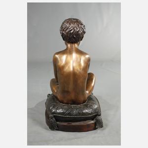 Großbronze sitzender Knabe