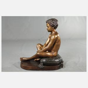 Großbronze sitzender Knabe