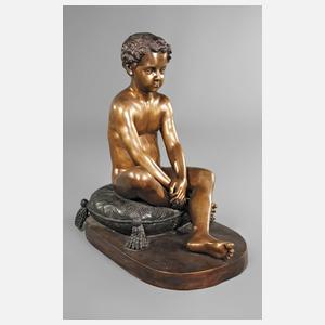 Großbronze sitzender Knabe