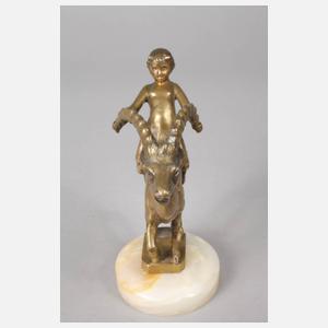 Kleiner Faun auf Steinbock