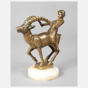 Kleiner Faun auf Steinbock