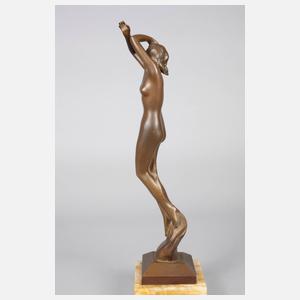 Stehender Mädchenakt