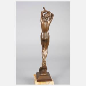 Stehender Mädchenakt