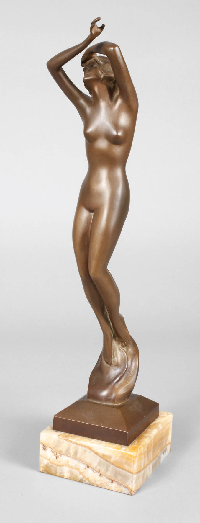 Stehender Mädchenakt