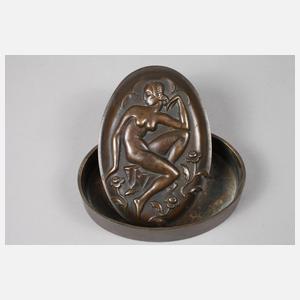 Heinrich Hübner, Deckeldose mit sitzendem Mädchen