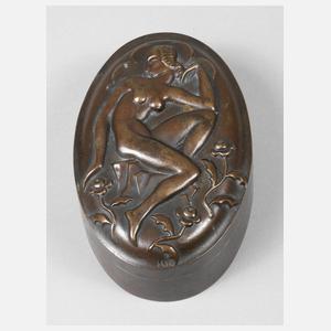 Heinrich Hübner, Deckeldose mit sitzendem Mädchen