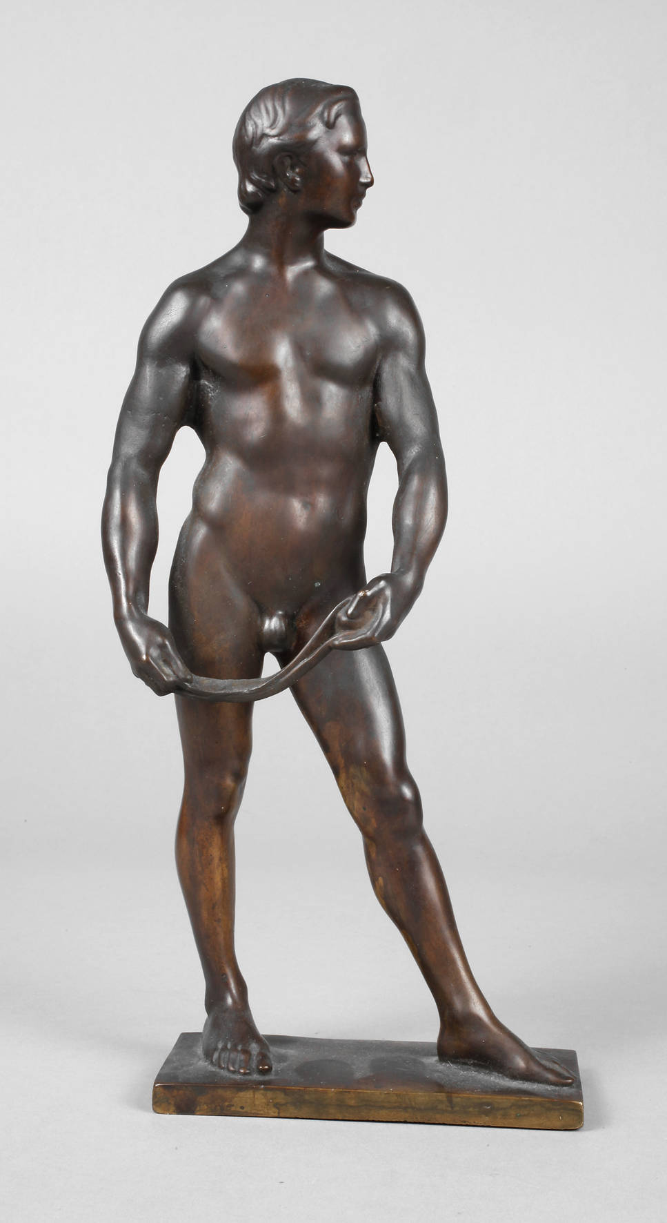 Emil Hub, stehender männlicher Akt mit Steinschleuder