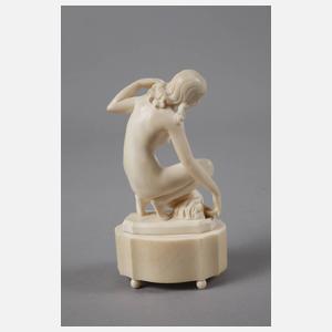 Elfenbeinschnitzerei Wasserschöpferin