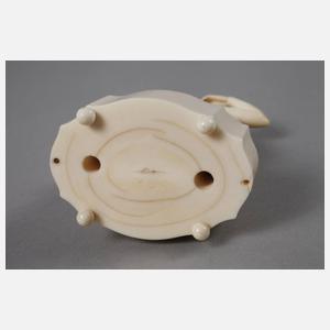 Elfenbeinschnitzerei Wasserschöpferin