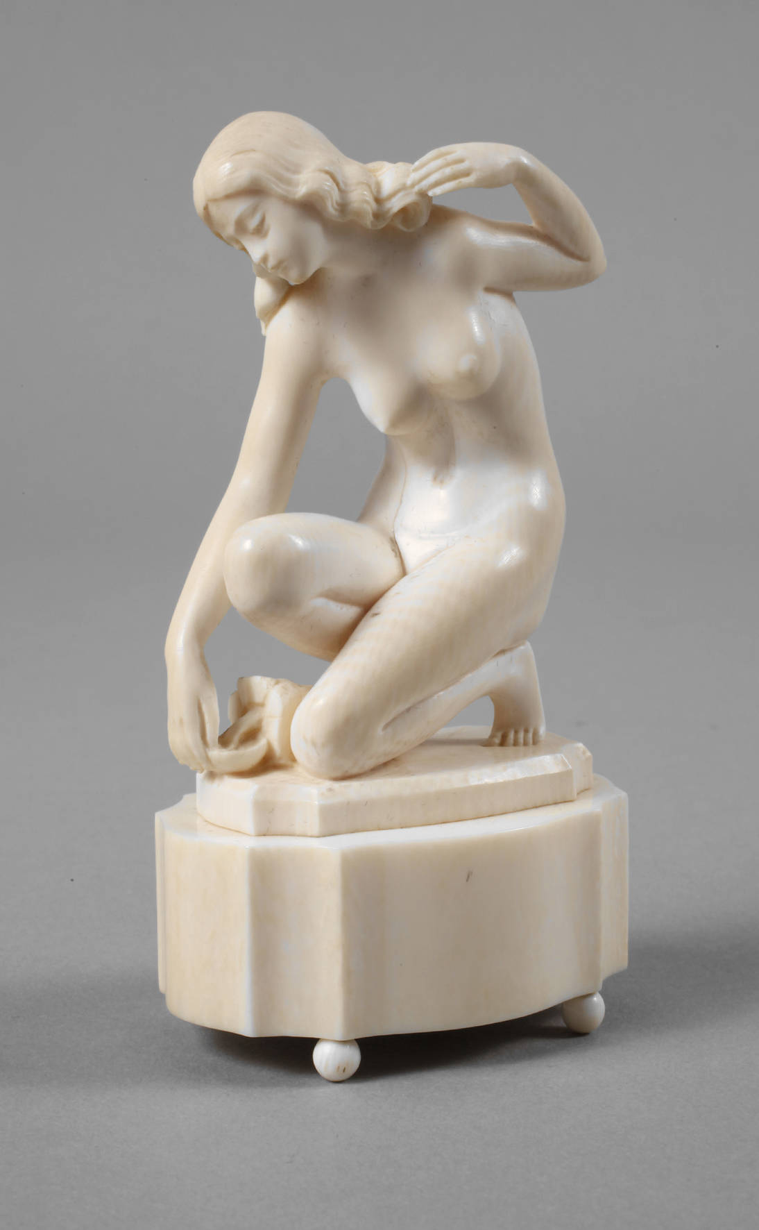 Elfenbeinschnitzerei Wasserschöpferin