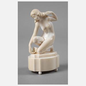 Elfenbeinschnitzerei Wasserschöpferin