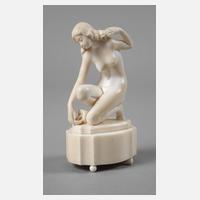 Elfenbeinschnitzerei Wasserschöpferin111