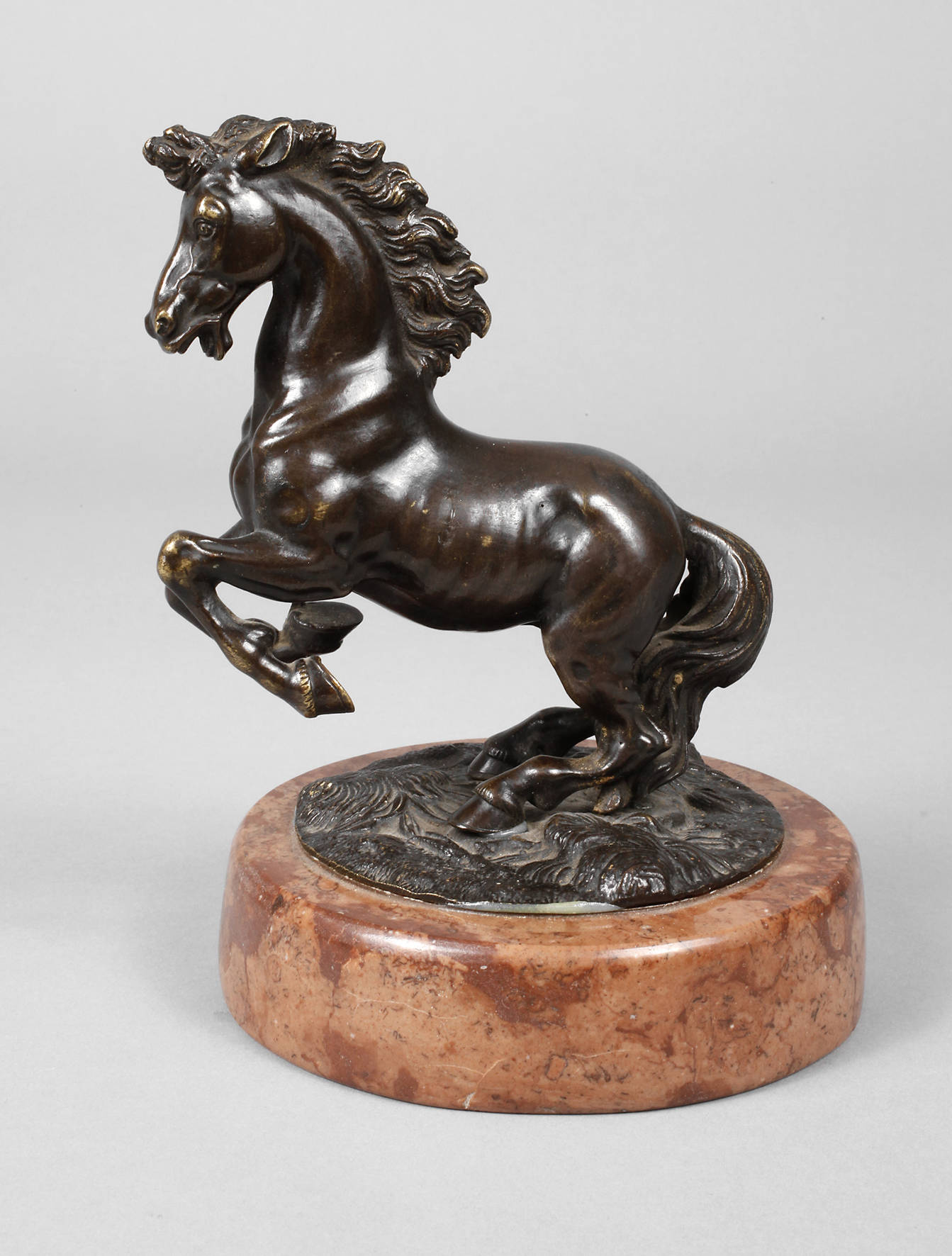 Bronze steigender Hengst