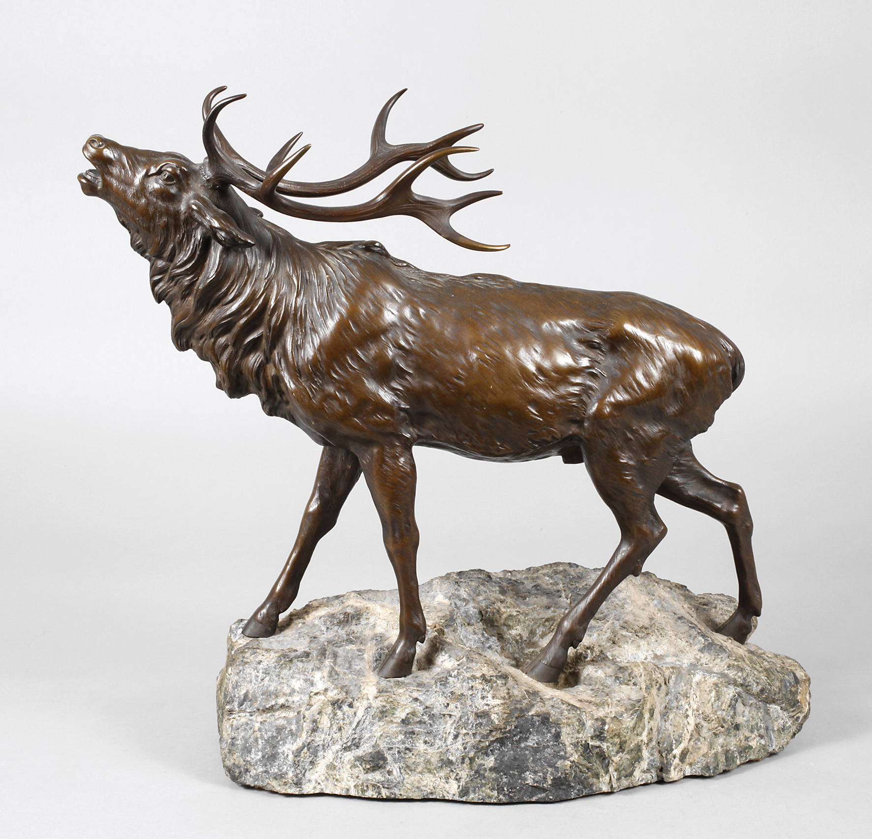 Bronze röhrender Hirsch