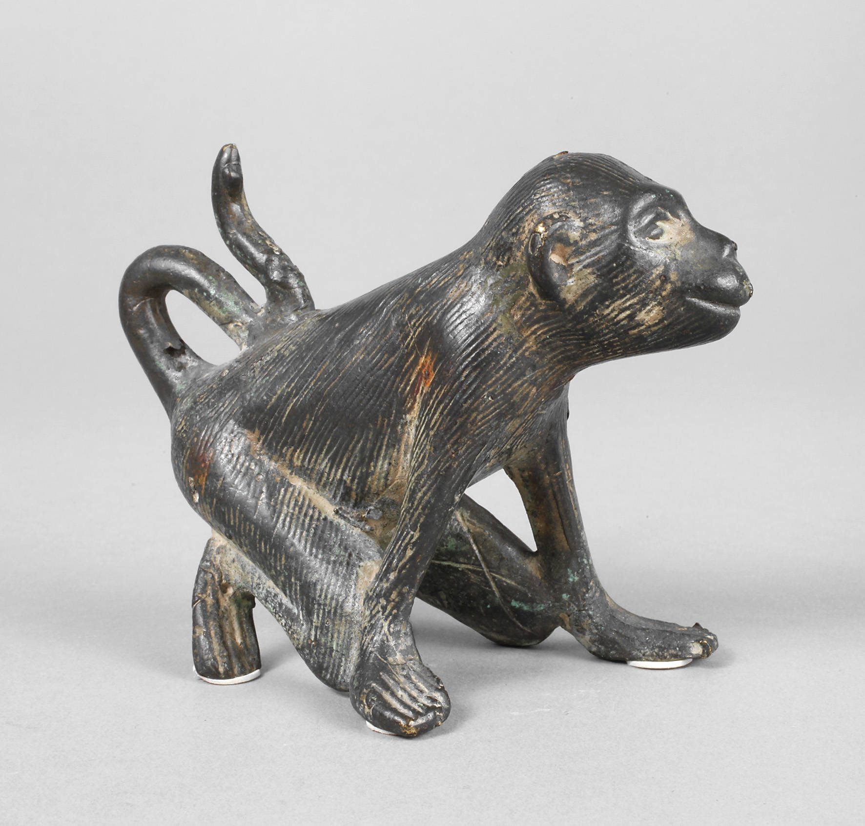 Bronze sitzender Affe