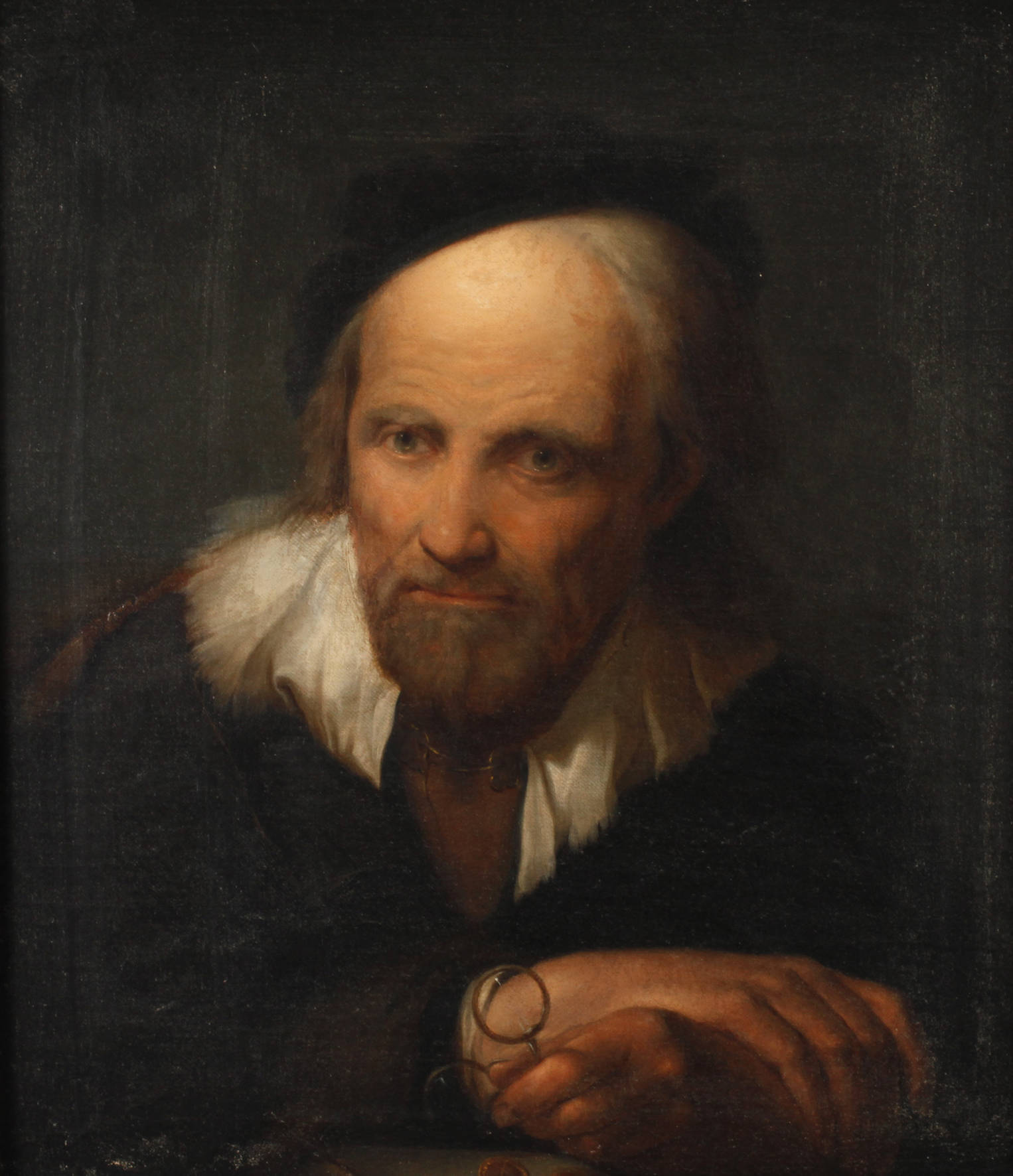 Alter Mann mit Brille und Münzen