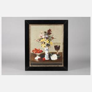 Blumenstillleben mit Weinglas und Erdbeeren