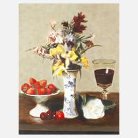 Blumenstillleben mit Weinglas und Erdbeeren111