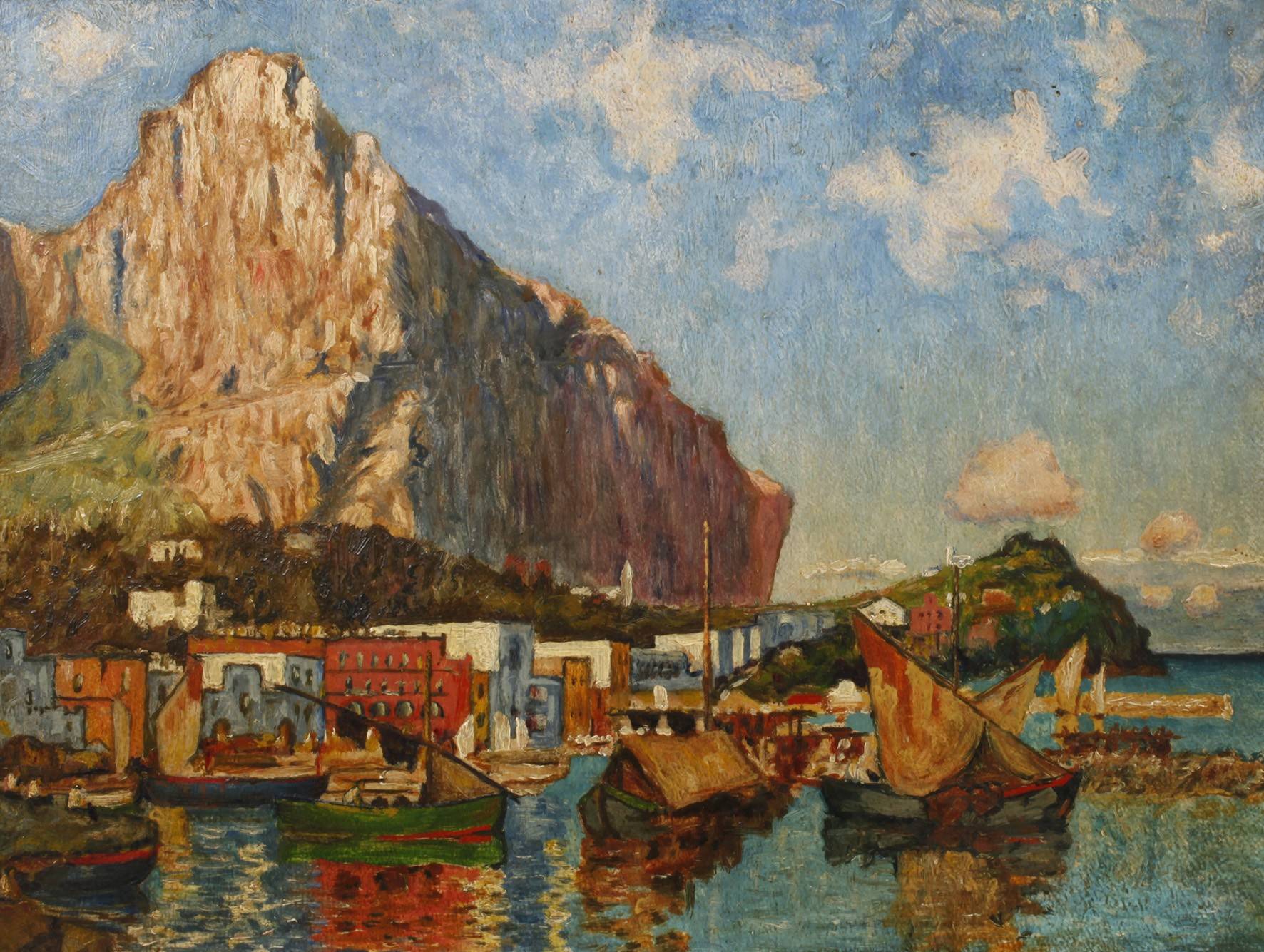 Boote vor mediterraner Küstenstadt