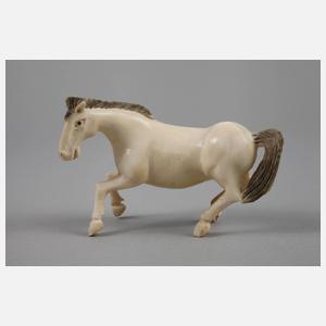 Fünf figürliche Elfenbeinschnitzereien